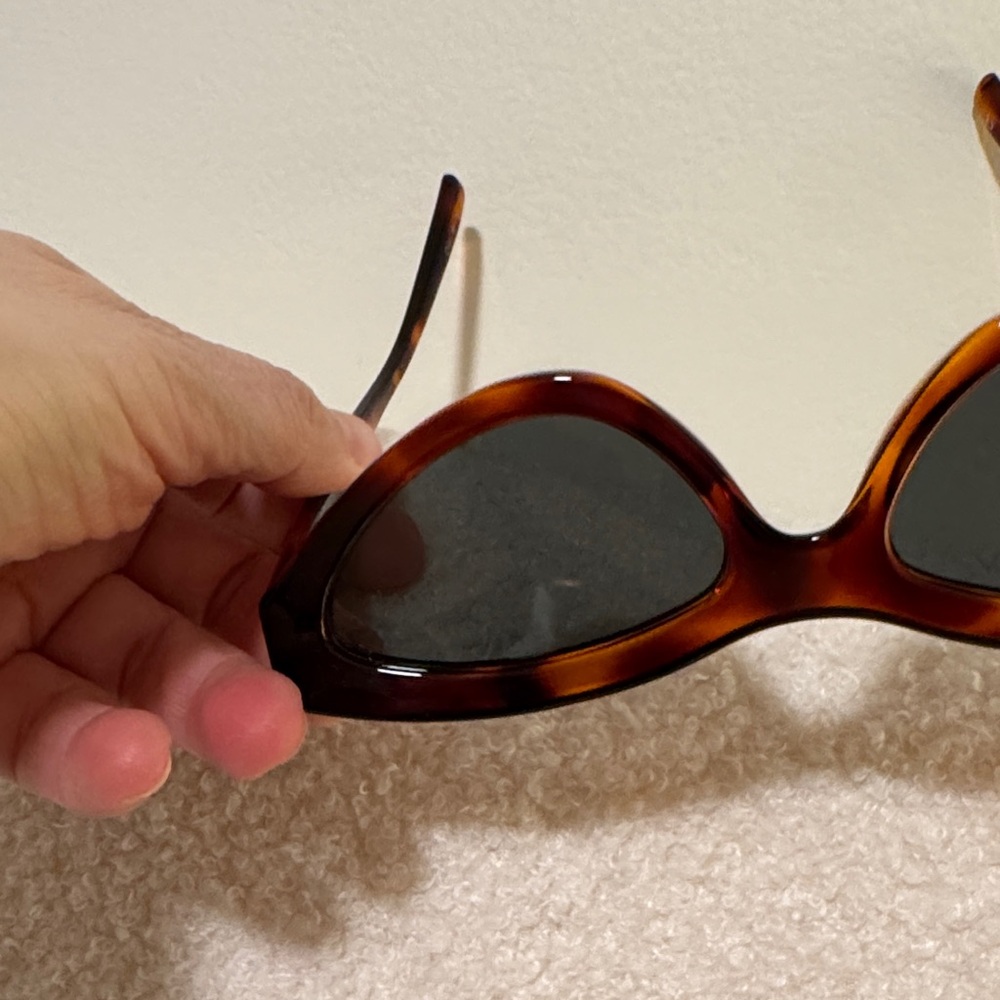 Le Specs ‘Synthcat’ Tortoiseshell Cat Eye Sunglasses w/ Case and Cleaning Cloth - Picture 5 of 7